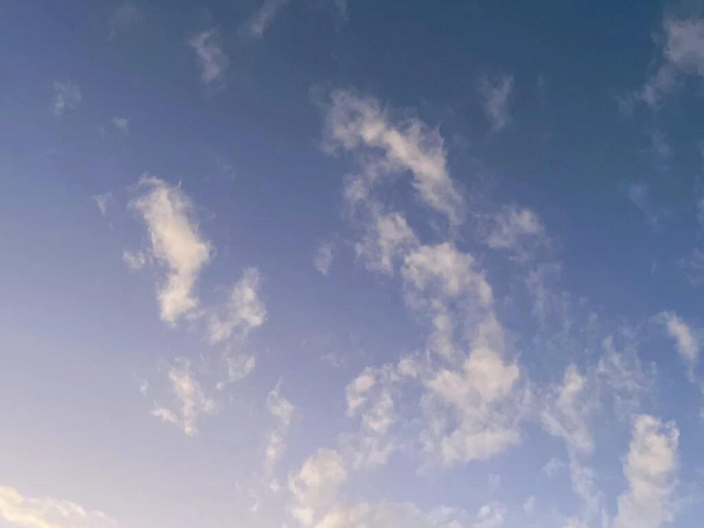 青と紫のグラデーションの空