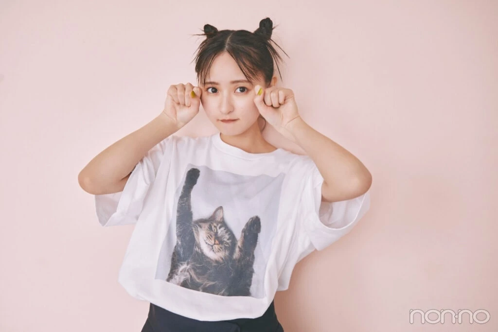 猫ポーズをした遠藤さくらの猫フォトTシャツの寄り
