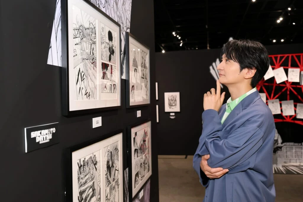「SAKAMOTO DAYS 展」で展示を見る声優島崎さん