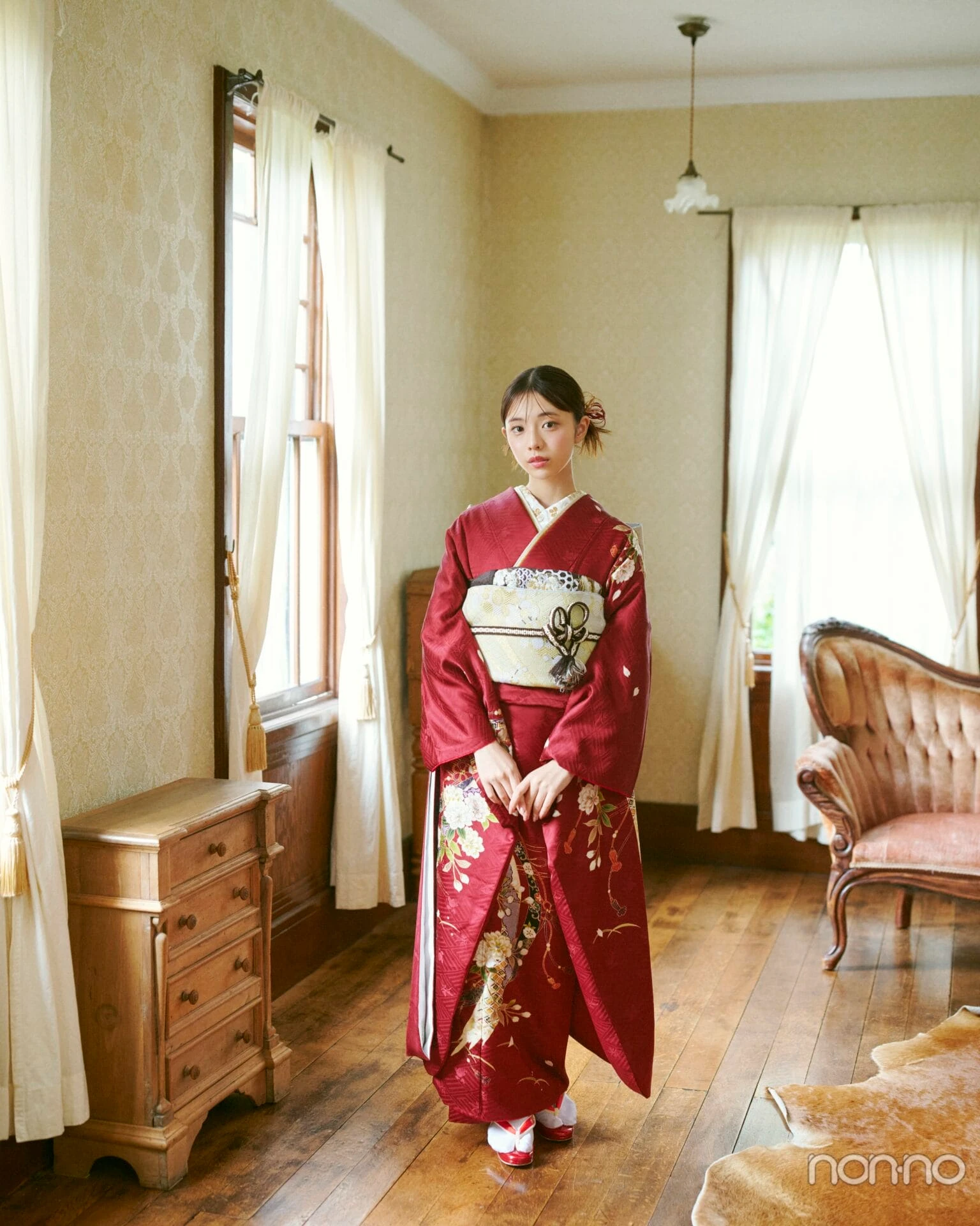 菊地姫奈の20歳記念インタビューの全身カット