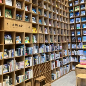 図書館の写真。壁面に絵本がたくさん並んでいる。