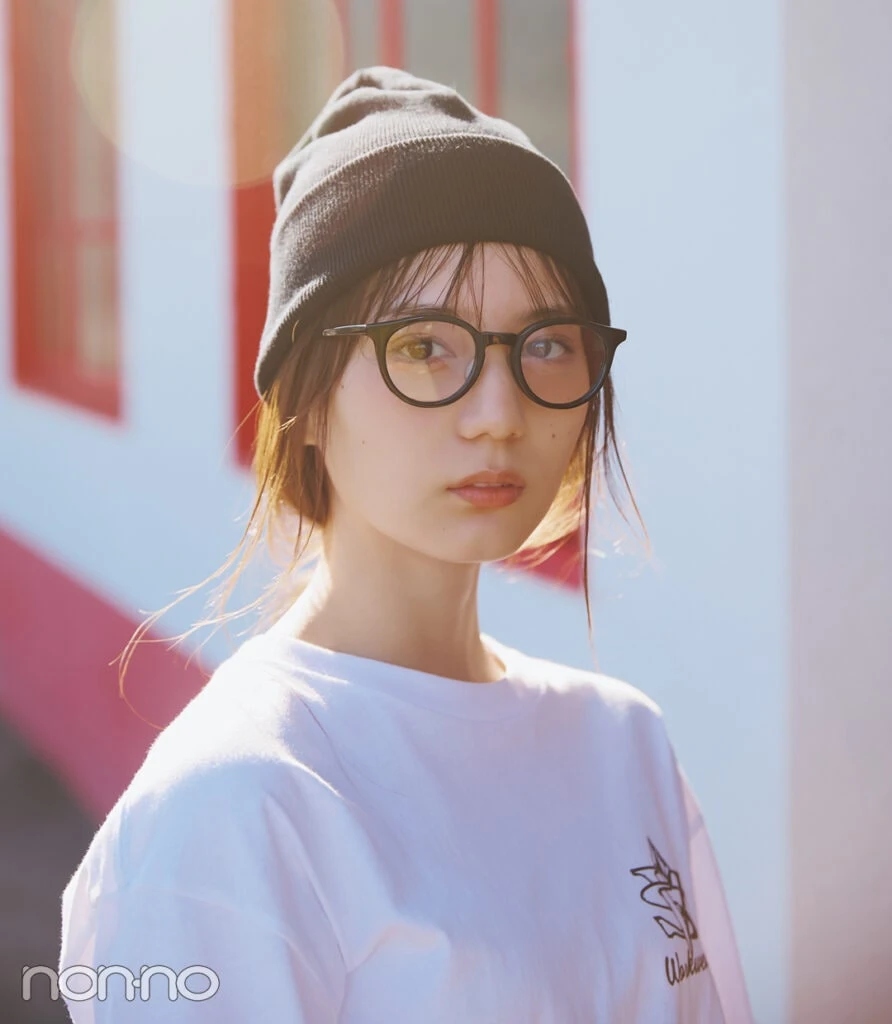シンプルロンTに黒縁メガネとビーニーを着こなす小坂菜緒さん