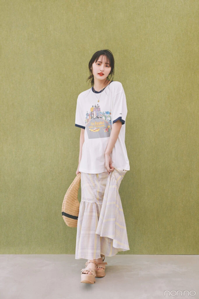 遠藤さくらの“ザ・ビートルズ”Tシャツの全身