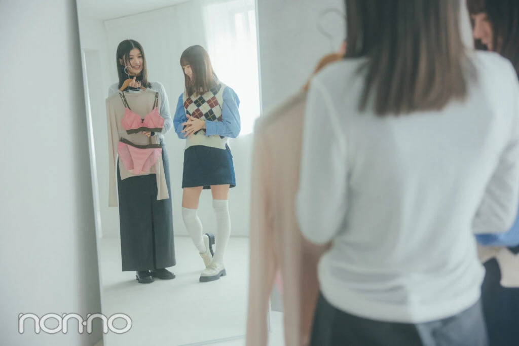 鏡の前で、misoraアイテムを持った馬場ふみかと菊地姫奈が立っているカット