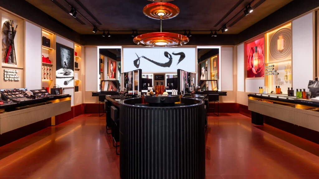「シュウ ウエムラ 表参道ヒルズ本店 shu:ARTstage」内観