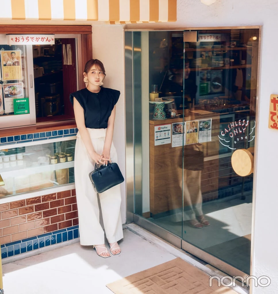 村上なずなの涼しげモノトーン社会人着回しモデルカット5-3