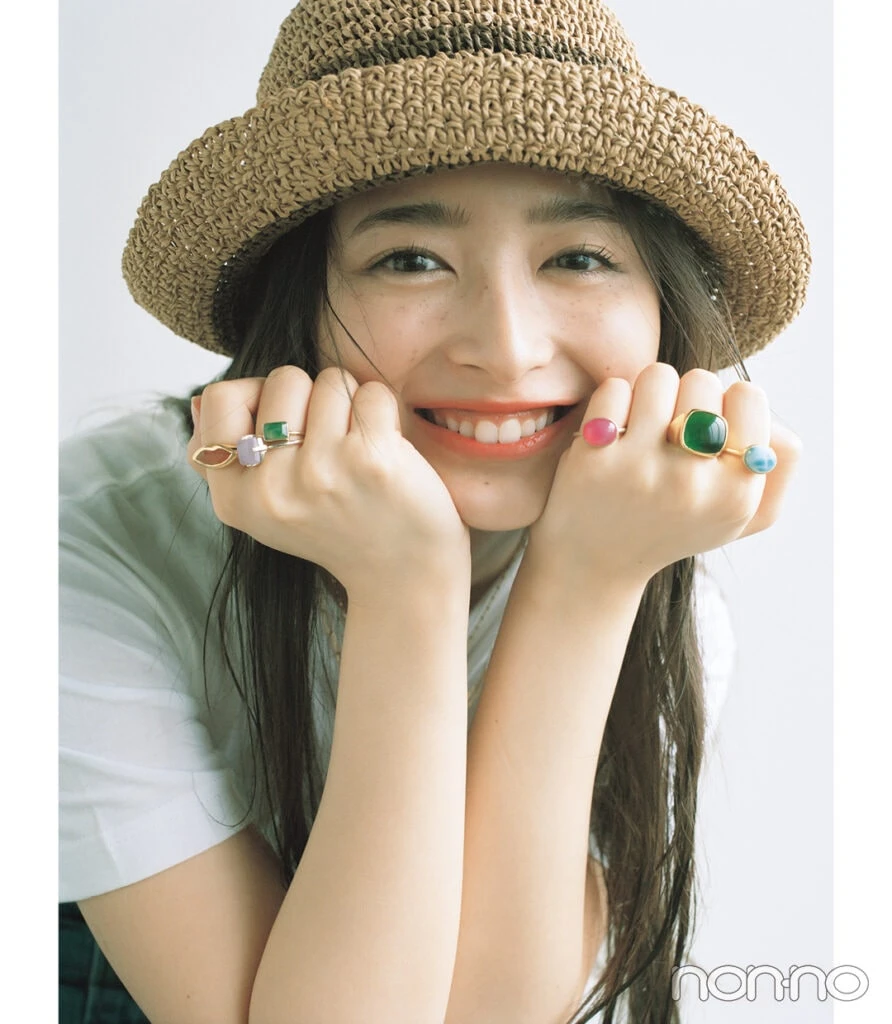 井上和がカラーストーンリングを重ね付け
