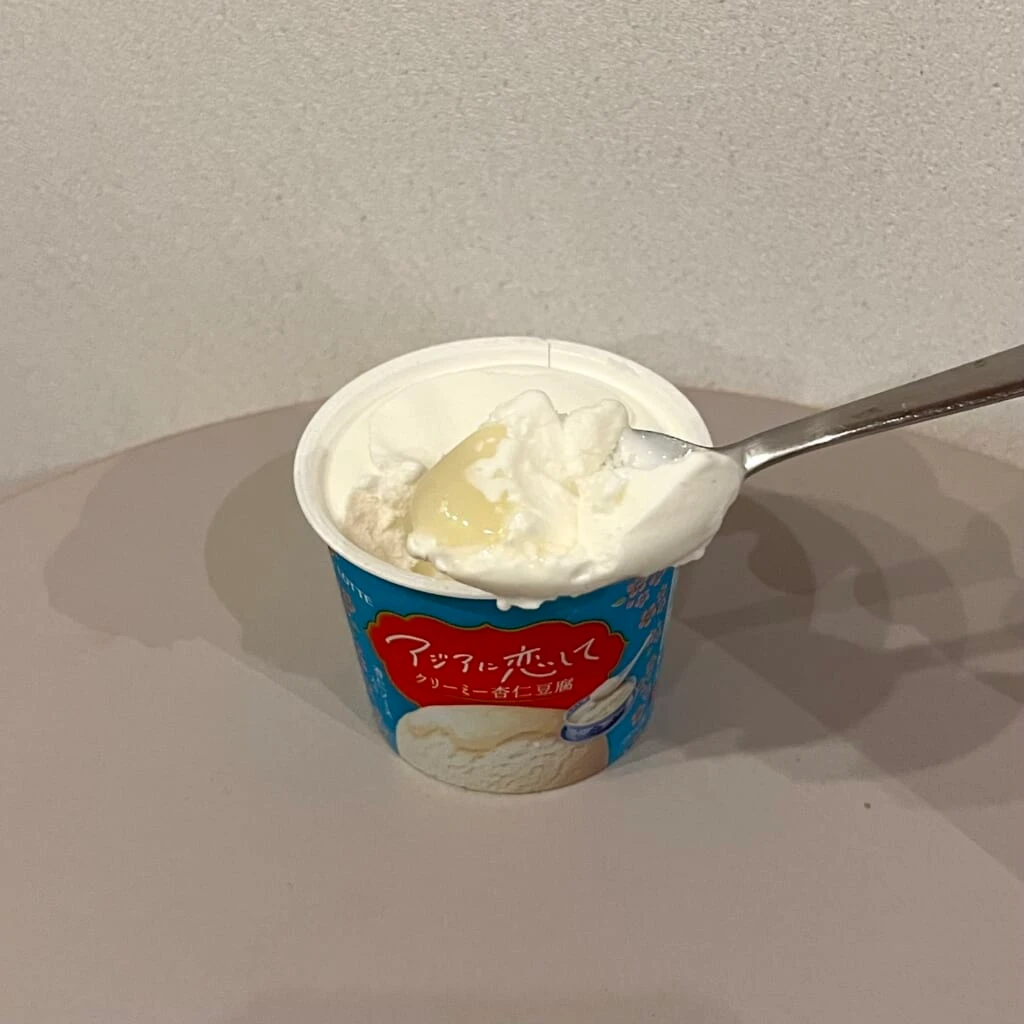 とろっとした杏仁ソースとふわふわミルクアイス