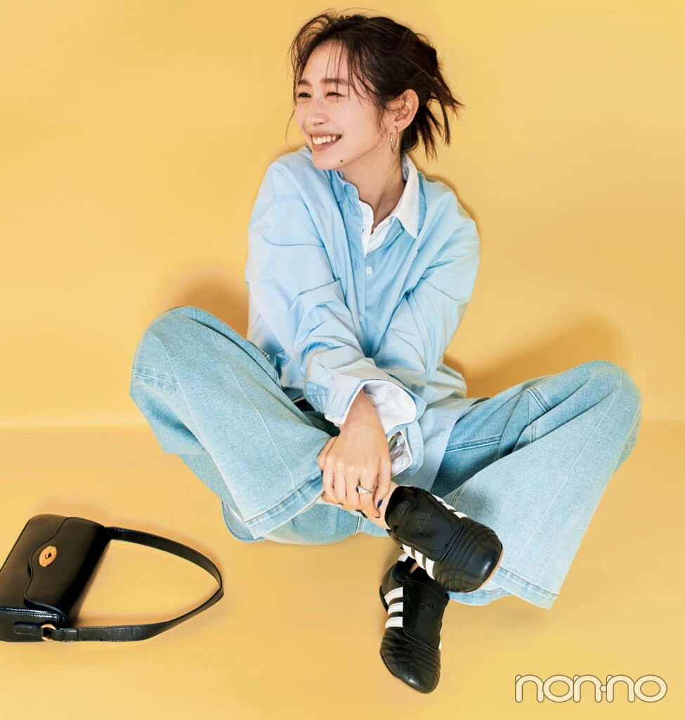 アディダスのディテールで魅せる黒スニーカー「TAEKWONDO」をはいた岡本夏美