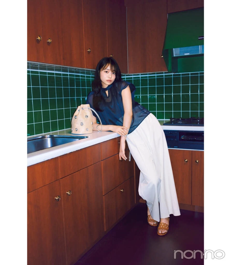 林芽亜里の令嬢ネイビーモデルカット　シアーブラウス