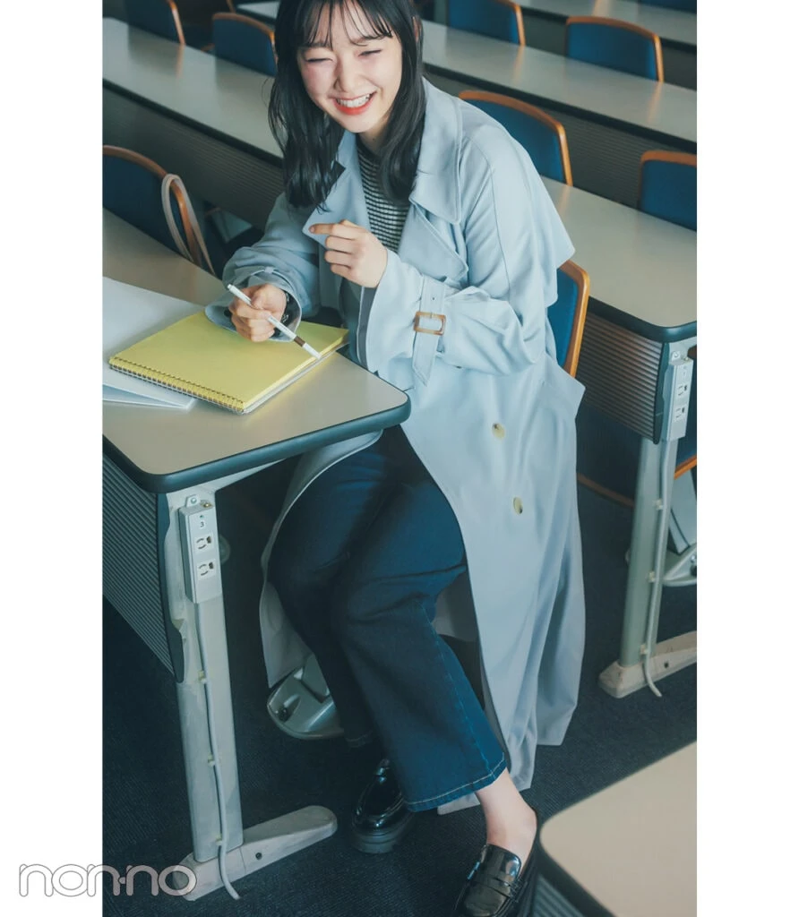 ボーダーニット×デニムパンツにブルーのトレンチをはおった大学生コーデ