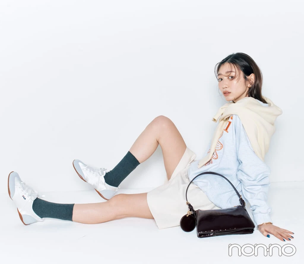 フィラのディテールで魅せる白スニーカー「BALLET」をはいた岡本夏美