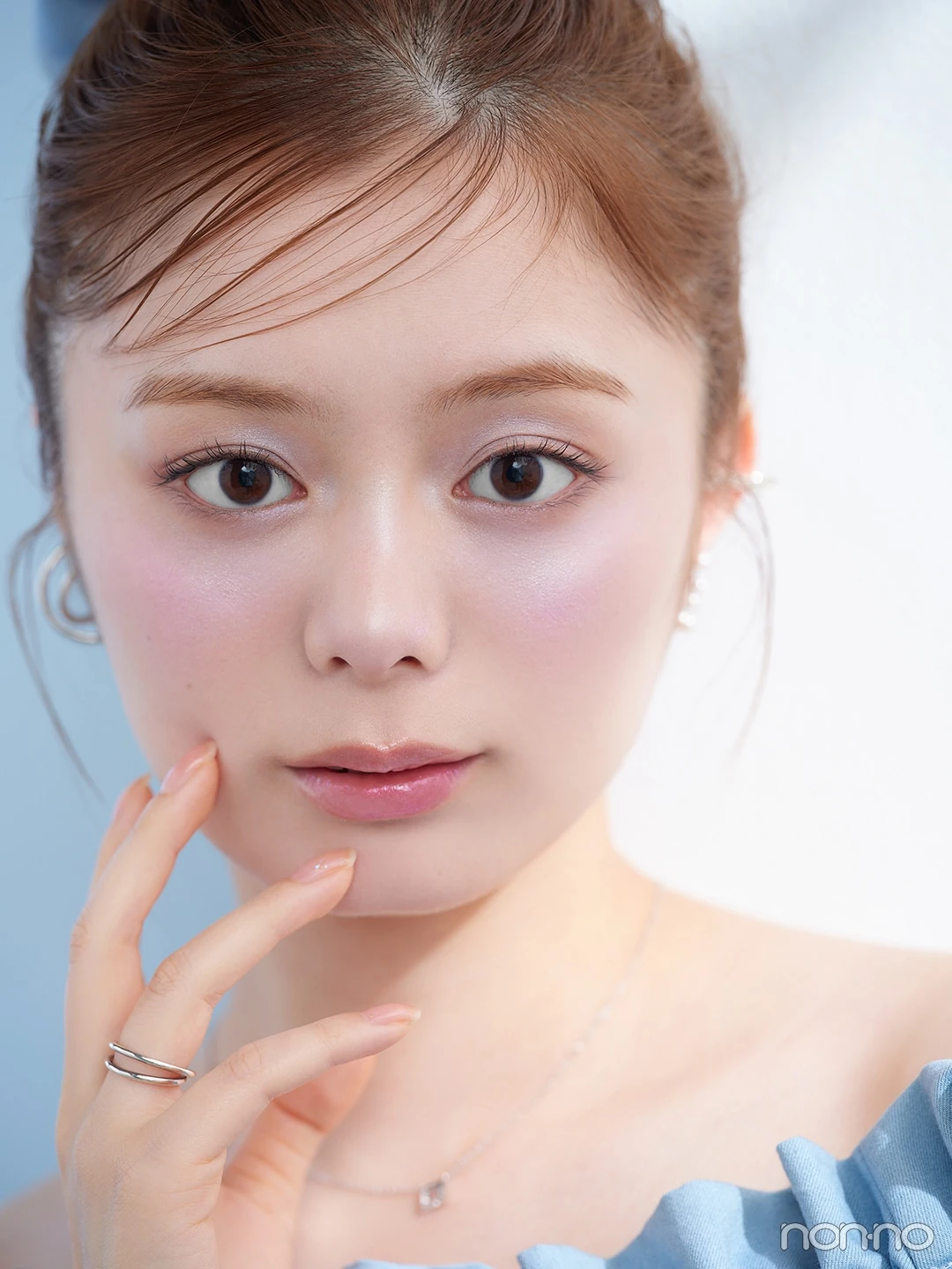 ブルーのトップスを着た紺野彩夏
