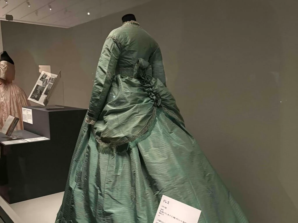 横浜美術館で開催された展覧会「マリー・アントワネット・スタイル」　緑色のドレス