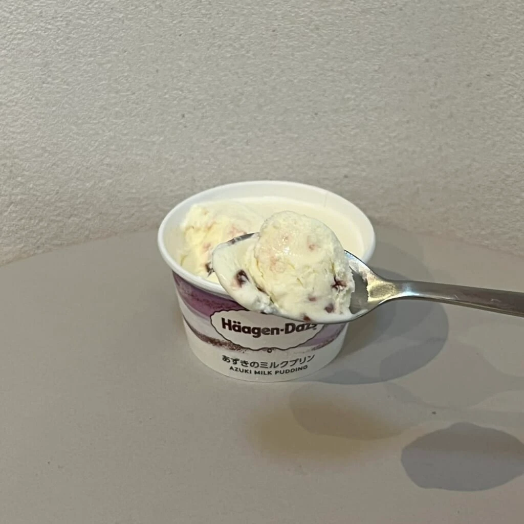 ミルクアイスにこしあんソースが入ったアイス