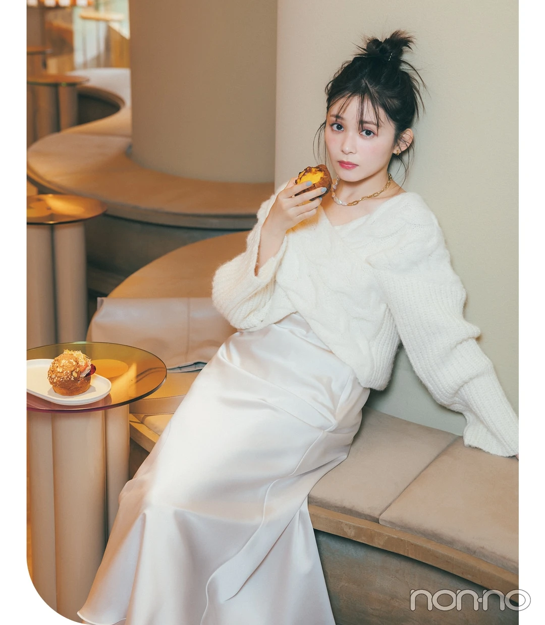 オフショル白ニット×シャイニーロンスカのフェミニンコーデ