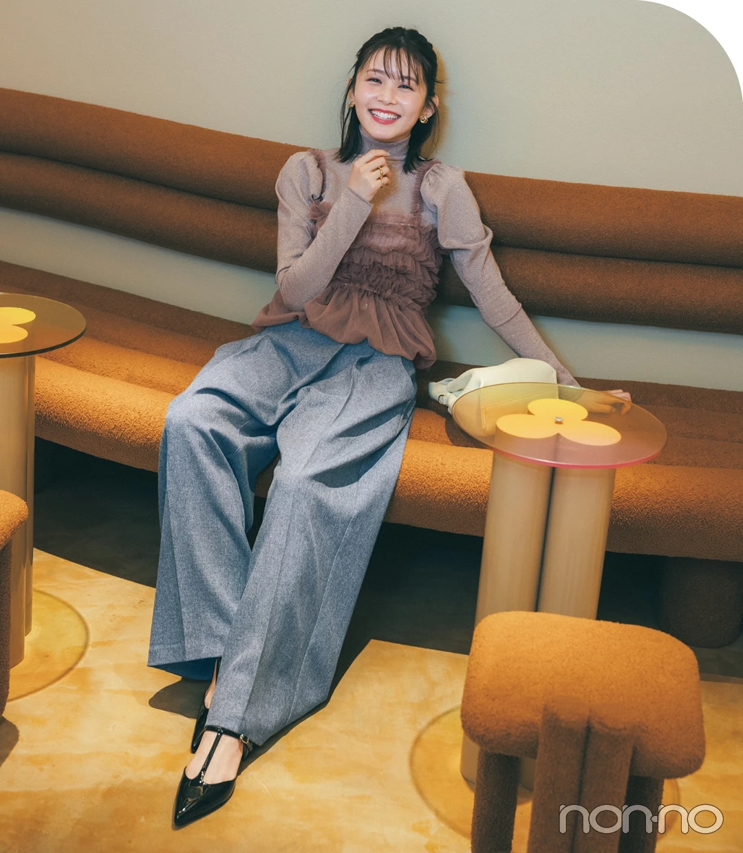 タートルニット×チュールビスチェ×パンツの美術館コーデ