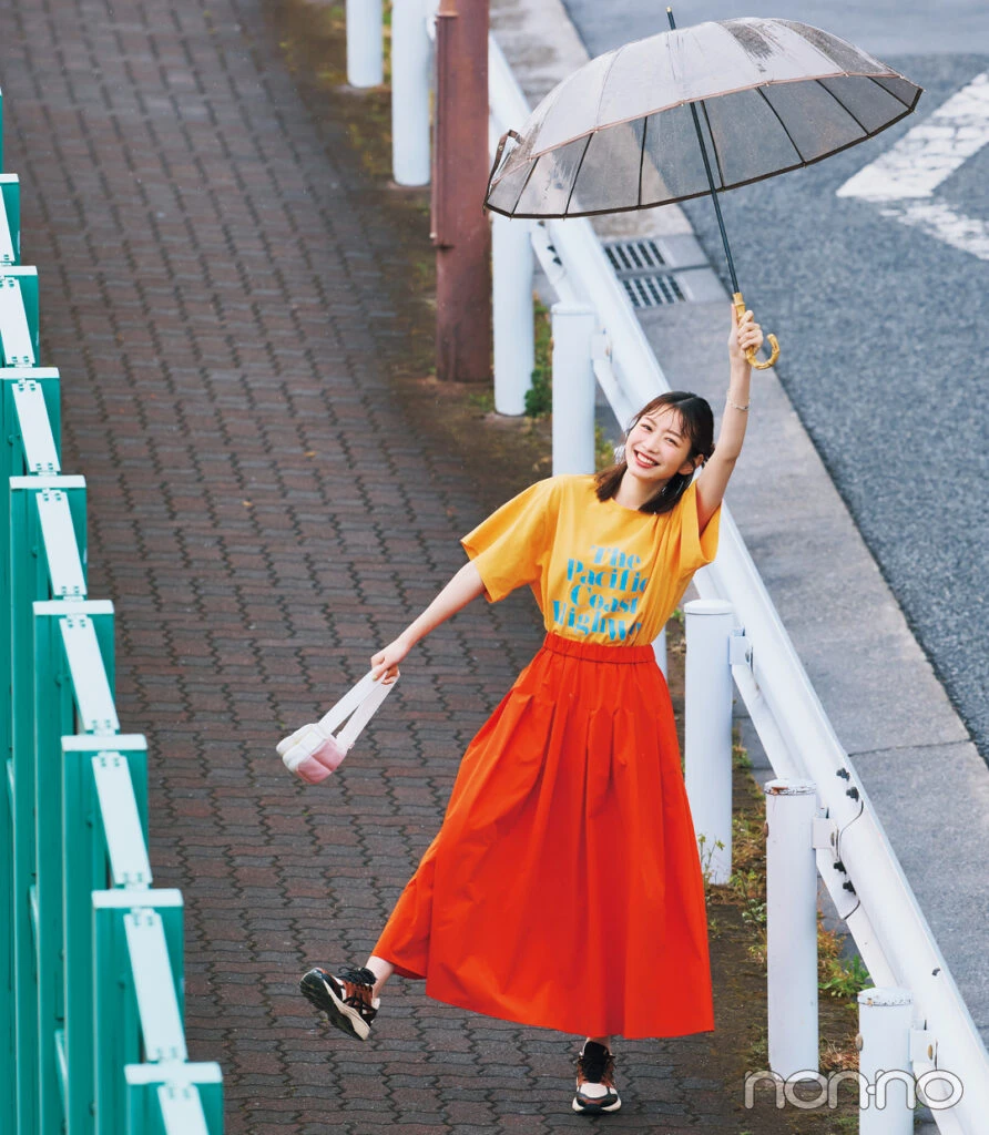 雨の日コーデ/オレンジTシャツ&スカート