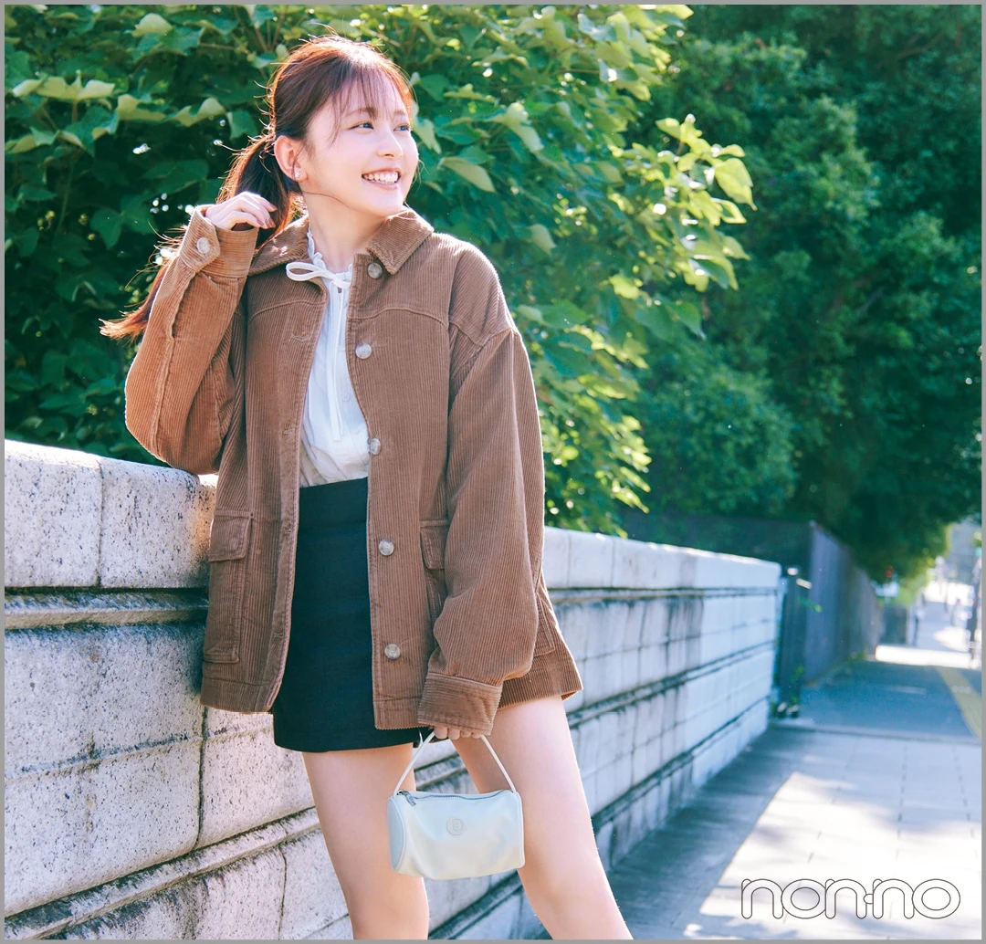 ブラウンのコーデュロイジャケット×ショートパンツコーデの女性