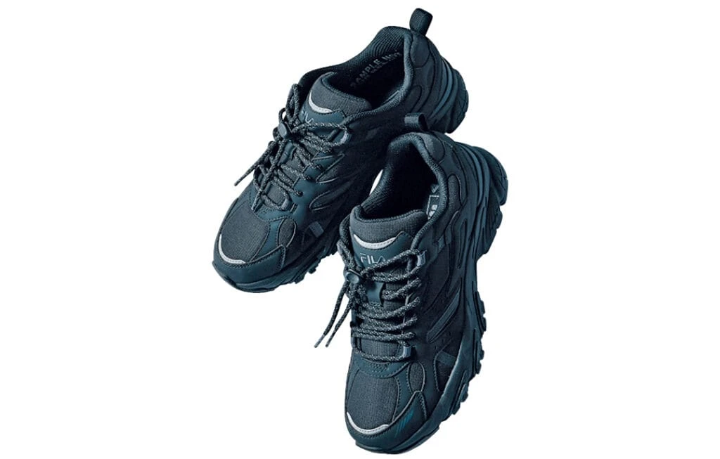 バイトにもおすすめの黒スニーカー「FILA RAYUNITE RS
ブラック」