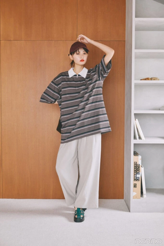 遠藤さくらの衿つきハーフジップTシャツの全身