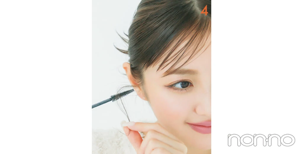 おくれ毛にヘアマスカラをつけている女性