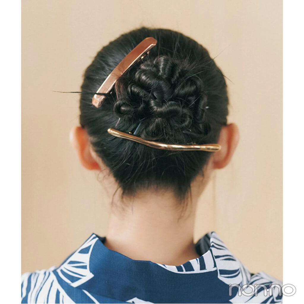 ねじりシニヨンヘアの後ろ