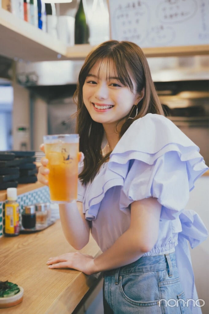 サワーで乾杯する紺野彩夏