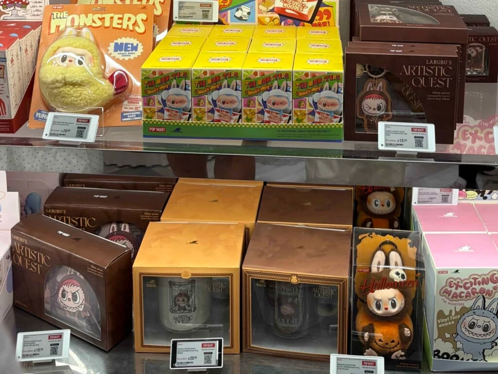 パリのPOP MART Carrousel du Louvre店に並ぶ限定シリーズ「LABUBU'S ARTISTIC QUEST」のグッズ