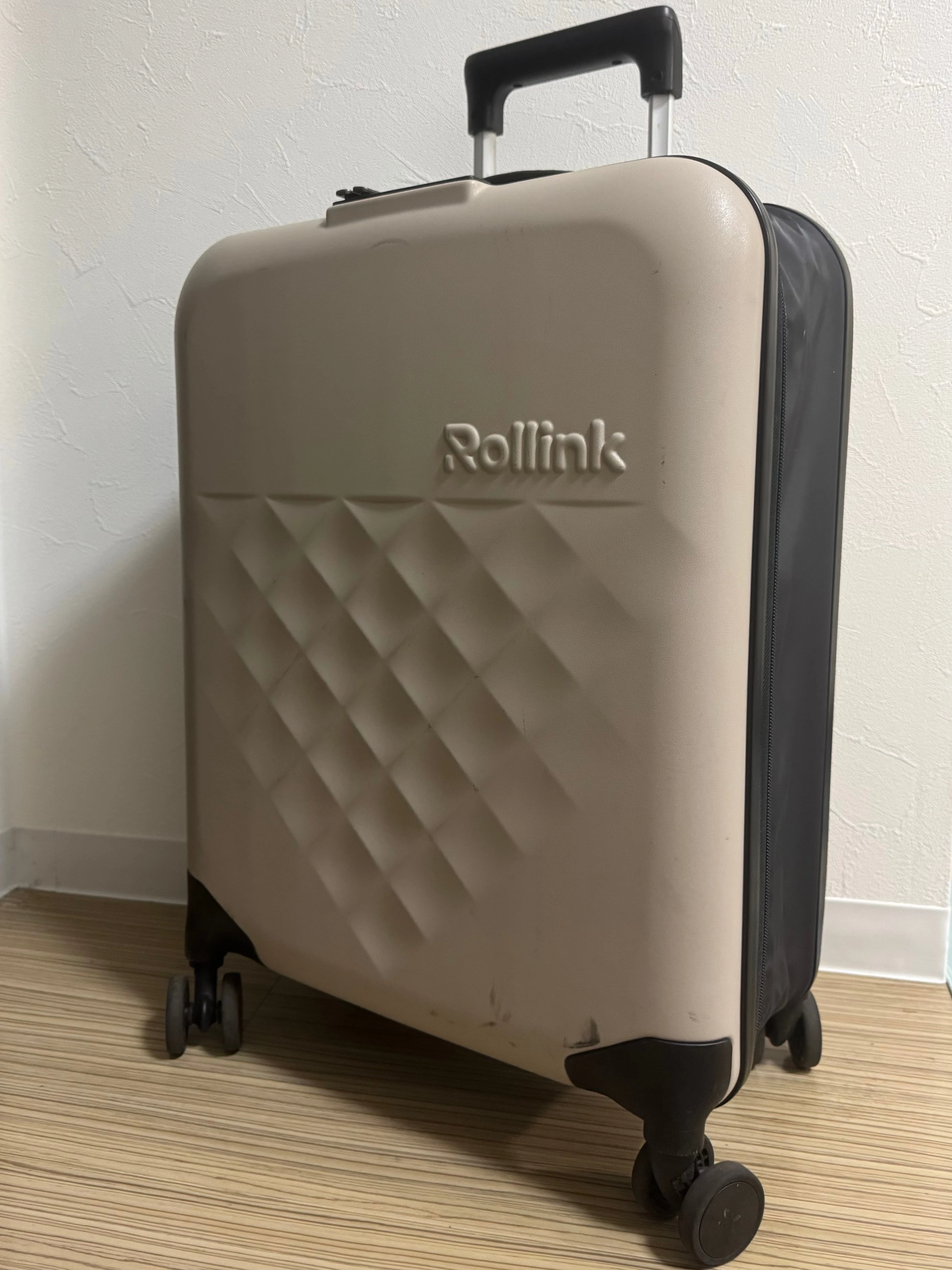 移動に欠かせないトローリーは収納しやすいタイプを愛用。