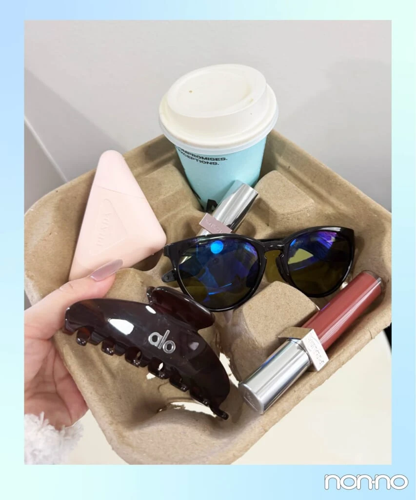 コスメやサングラスをのせたコーヒートレイの写真