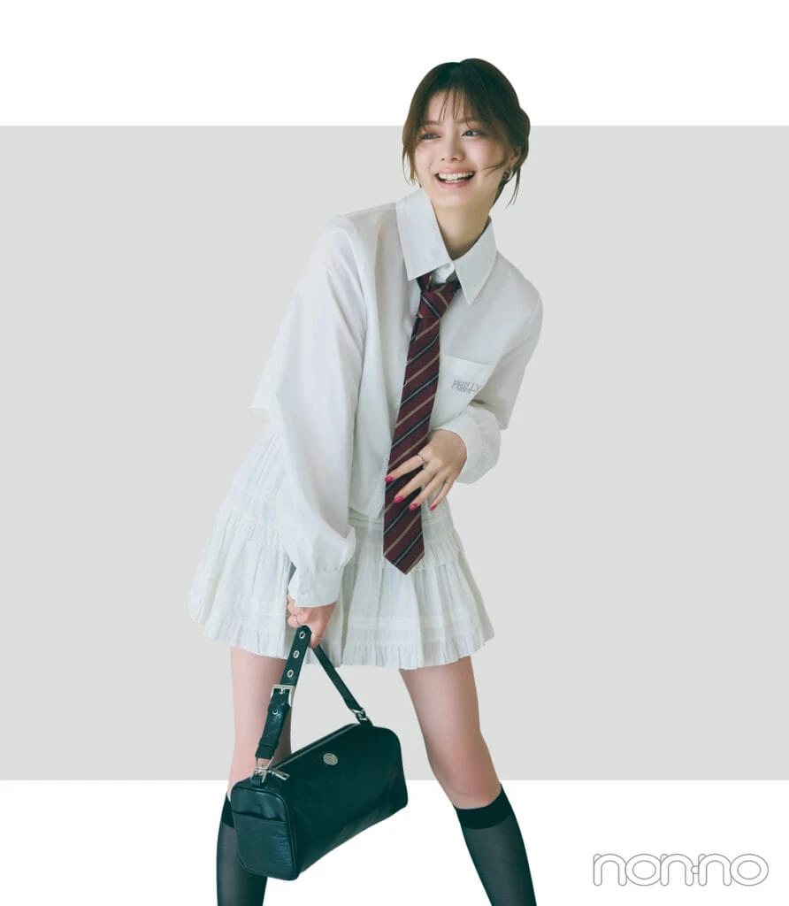 紺野彩夏が着るモノトーンコーデに差し色で赤ネクタイをプラス
