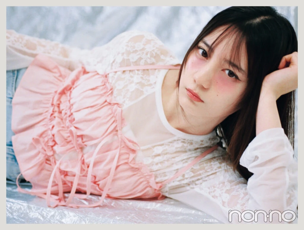 ピンクリボンキャミを着た小坂菜緒