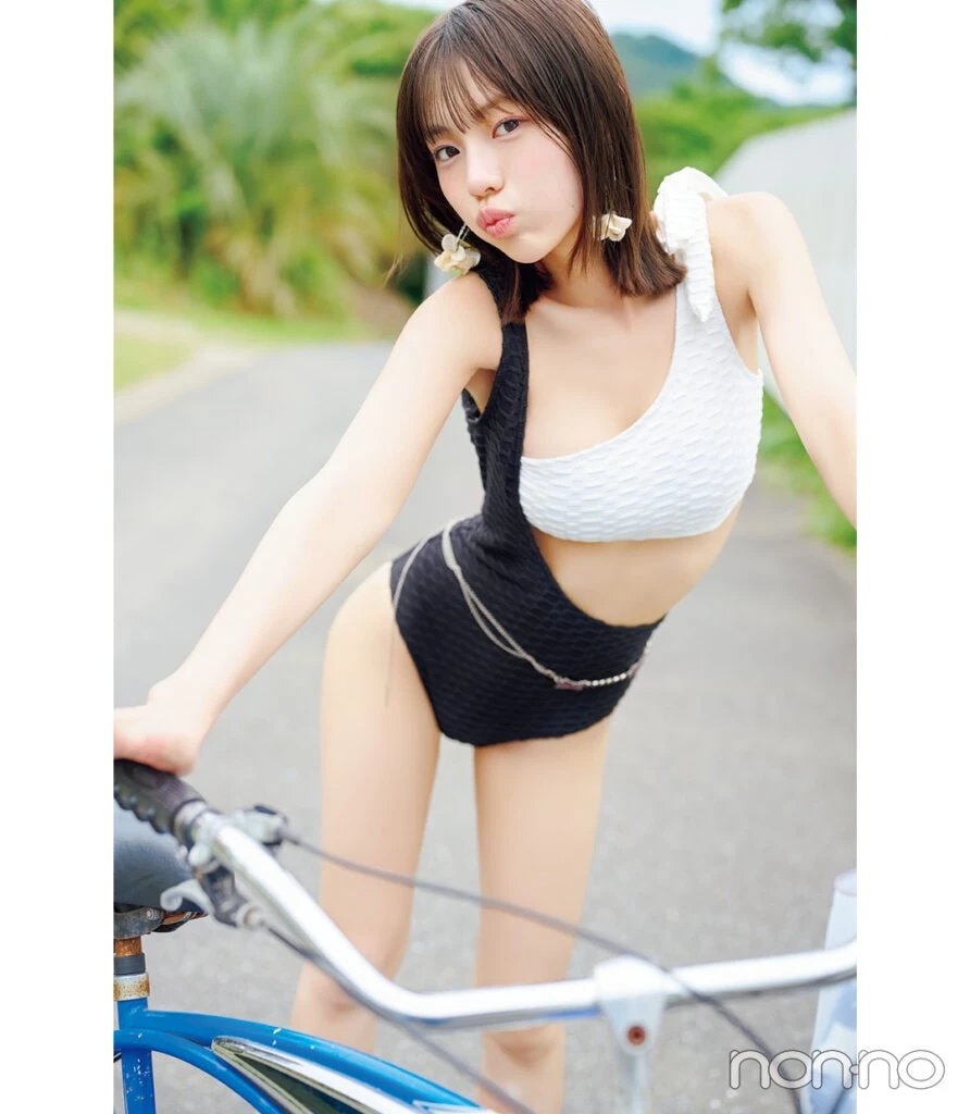 菊地姫奈のくびれたウエストが際立つ水着コーデ