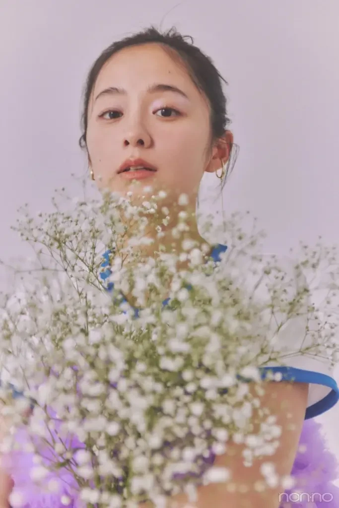 堀田真由がカスミソウを両手いっぱいに抱えている画像