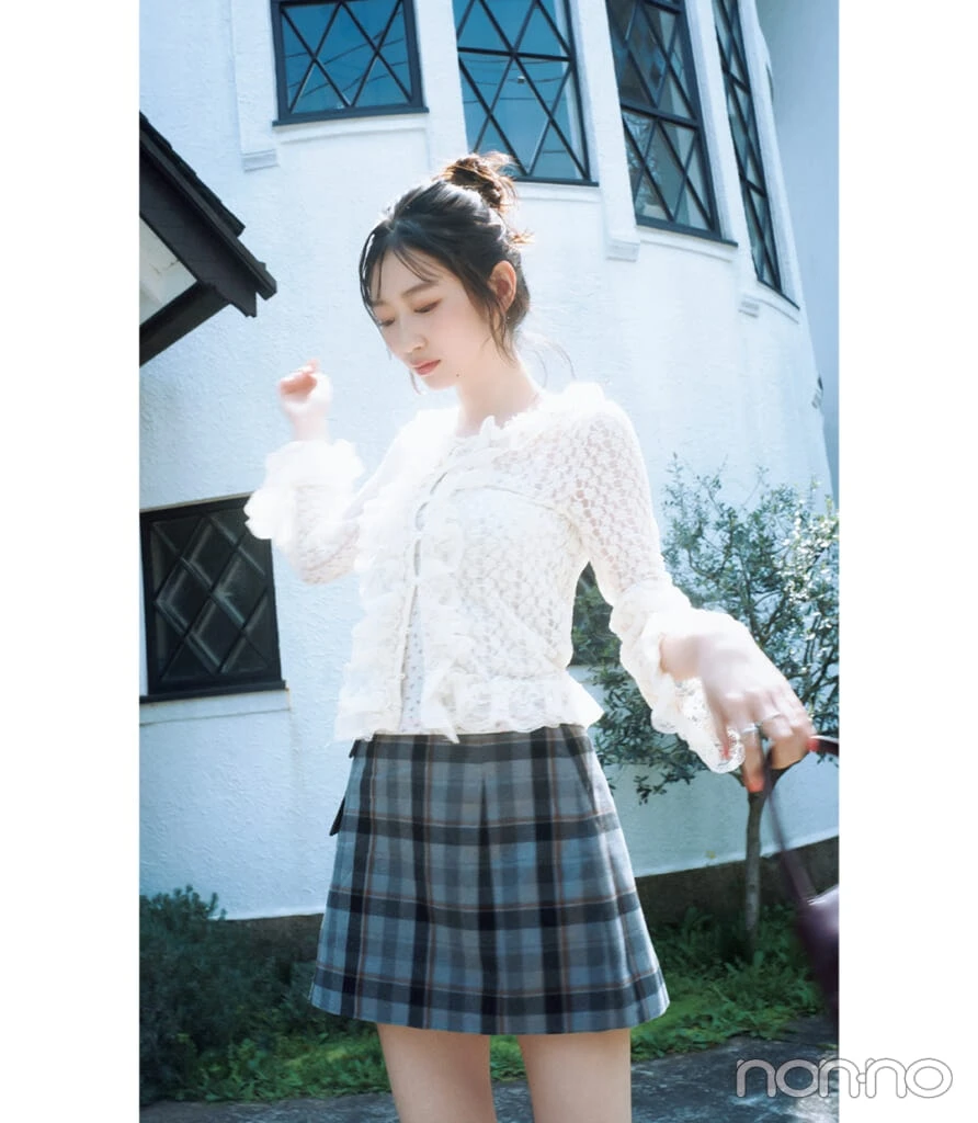 岡本夏美が着る白レーストップス