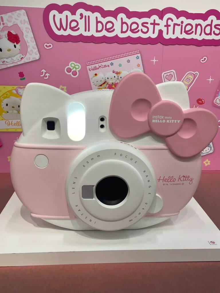 キティをモチーフにした大きなカメラのフォトスポット。