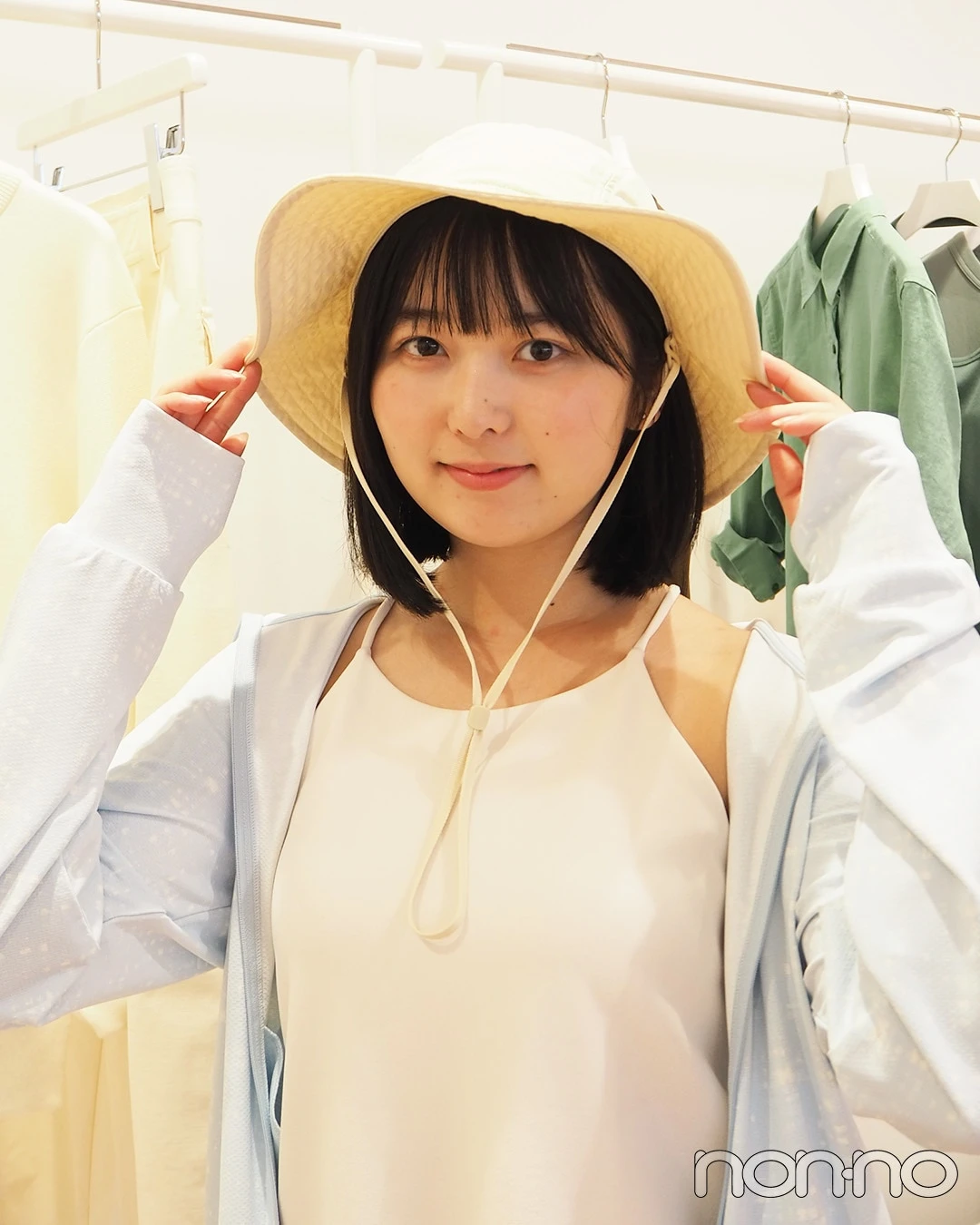 ユニクロのアジャスタブルUVカットワイドブリムハット着用イメージ
