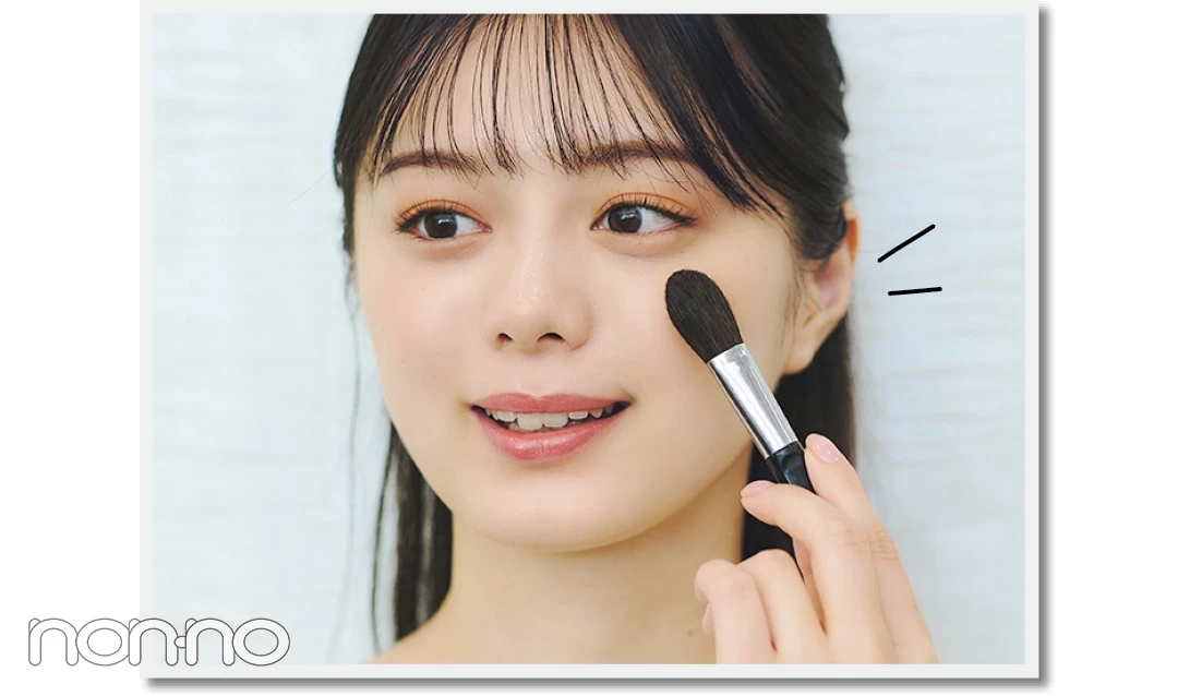 顔色がよく見えるメイクをしているモデル