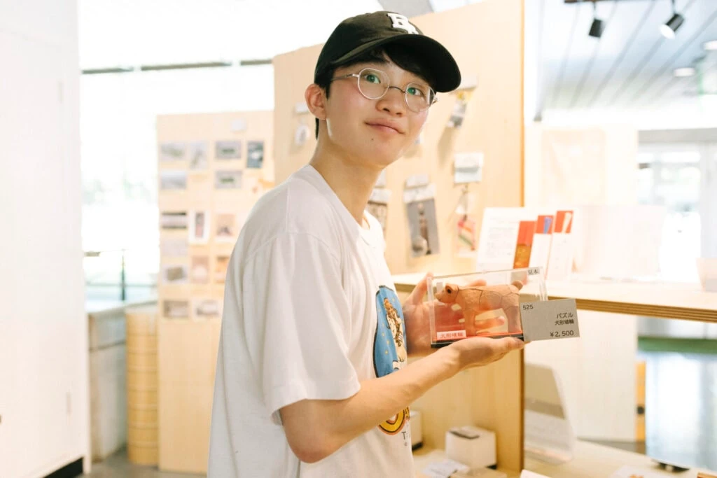 堺市博物館でお土産を手にする友野一希さん