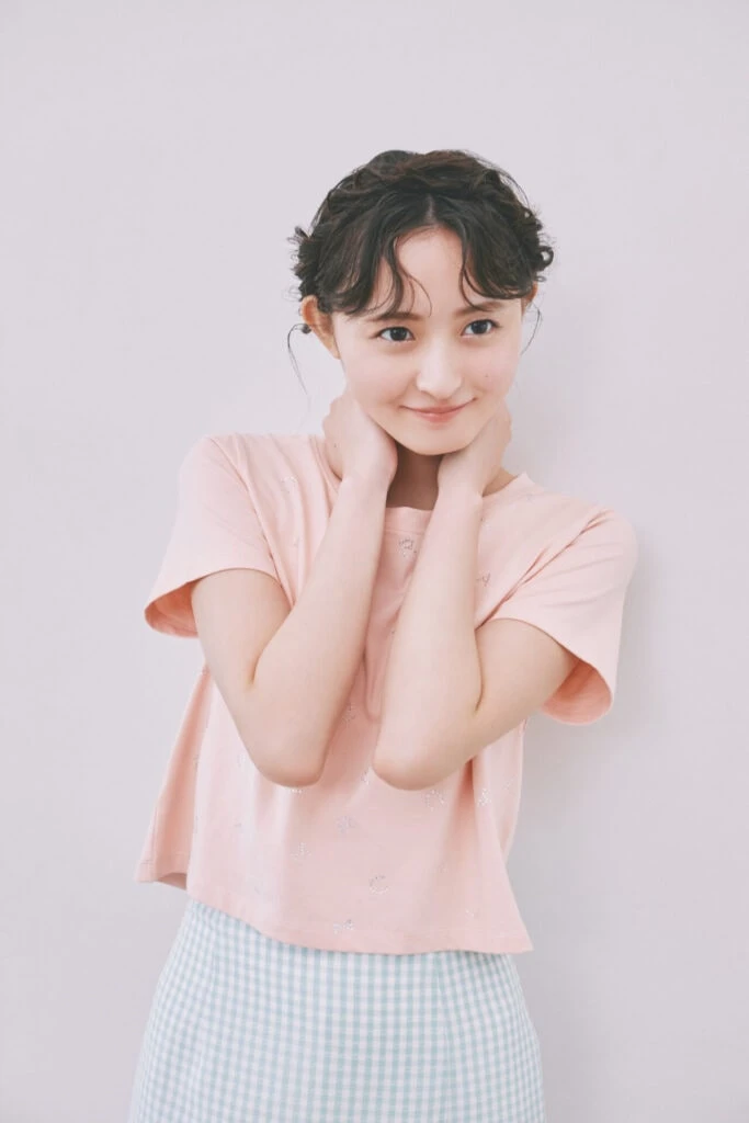 笑顔の遠藤さくらのキラキララインストーンTシャツの寄り