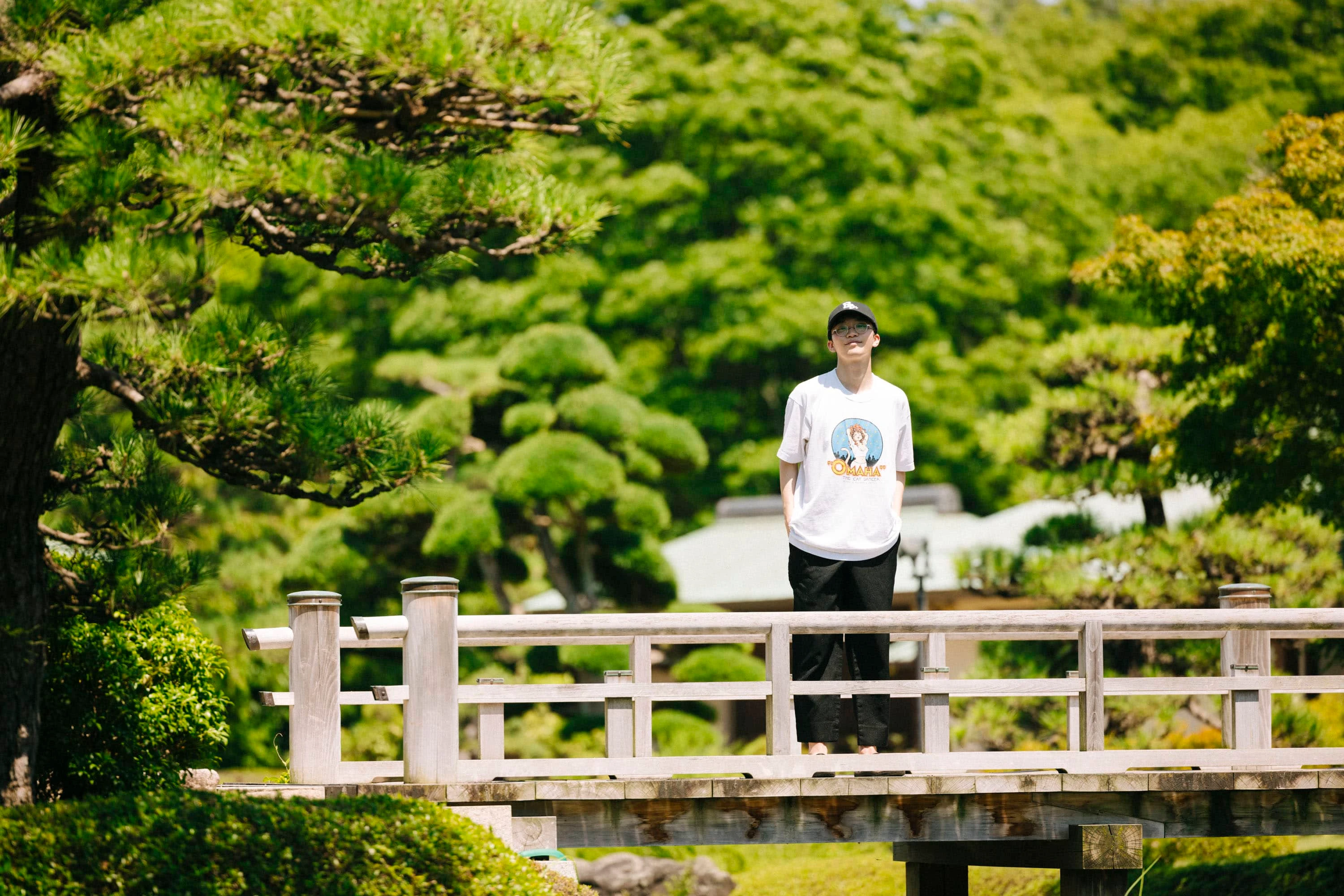 大仙公園の日本庭園に立つ友野一希さん
