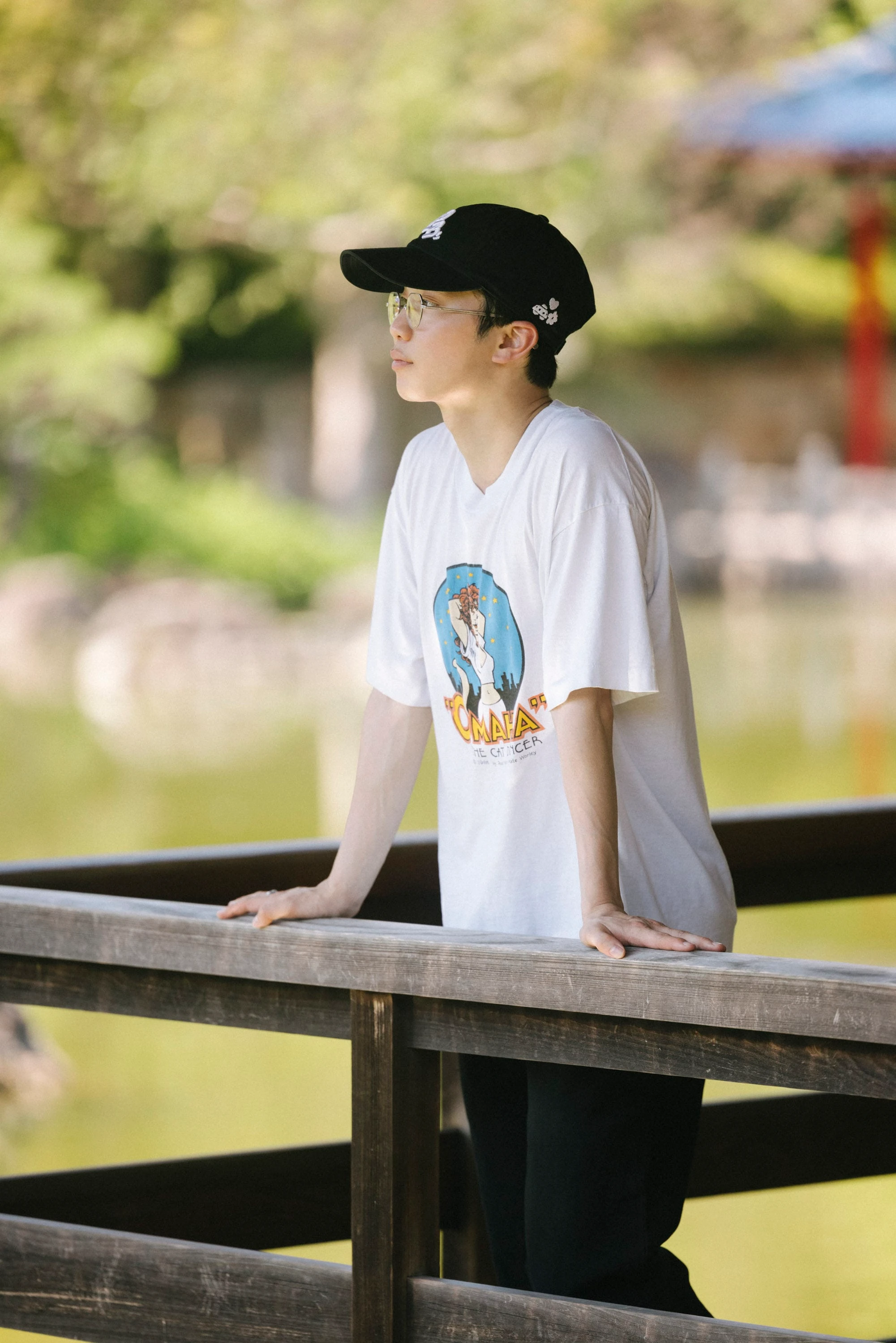 日本庭園で池を眺める友野一希さん