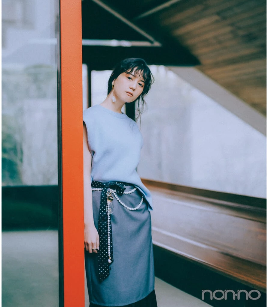 小坂菜緒がロングパールアクセをベルト風に