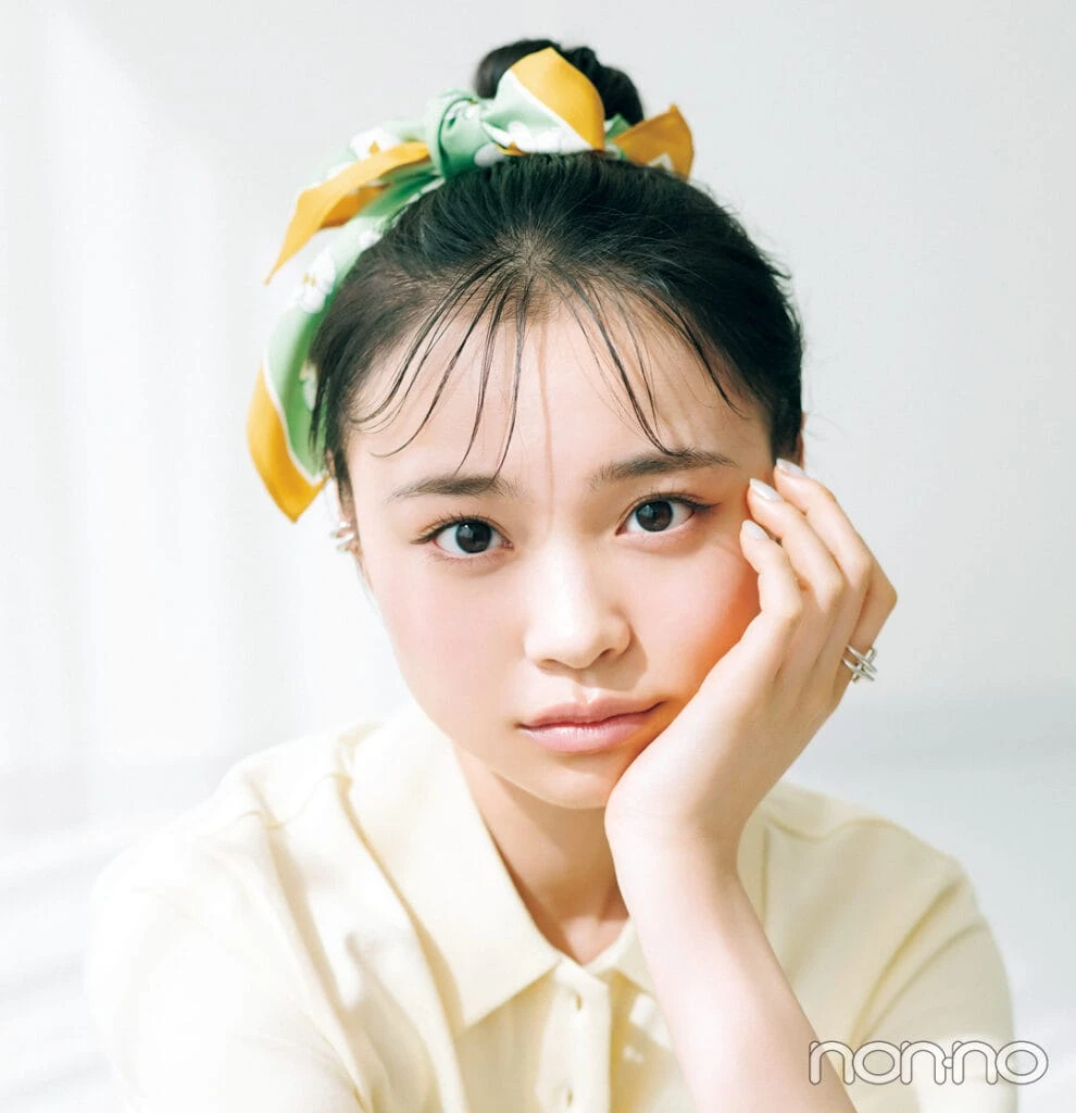林芽亜里のアップヘアアレ、スカーフおだんご