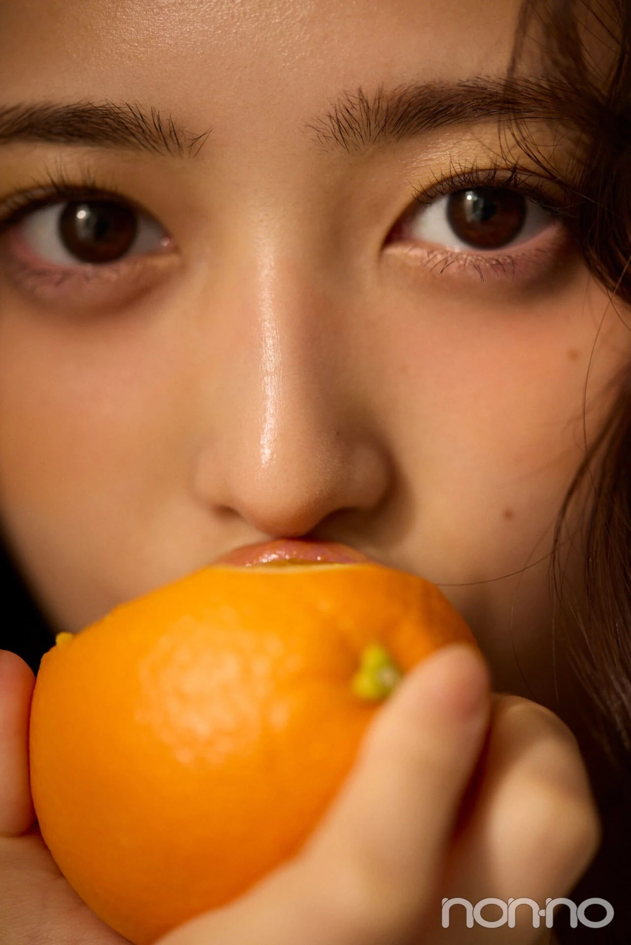 井上和にリクエストメイクオレンジメイク編のEYE&NAILイメージカット