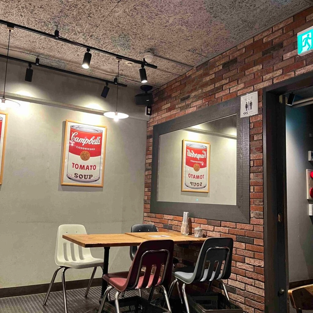 「MUNCH'S BURGER SHACK」　店内　テーブル席