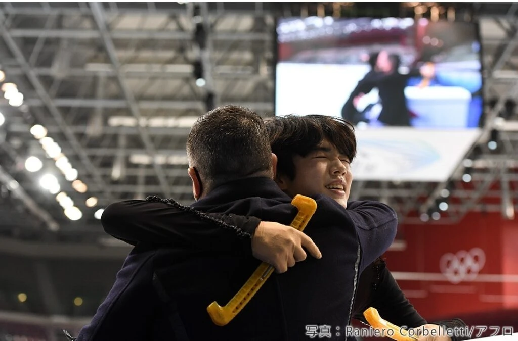 演技後にブライアンコーチとハグするチャ・ジュンファン