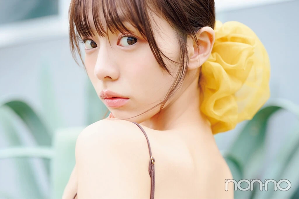 菊地姫奈の後ろ姿が映えるビッグシュシュ