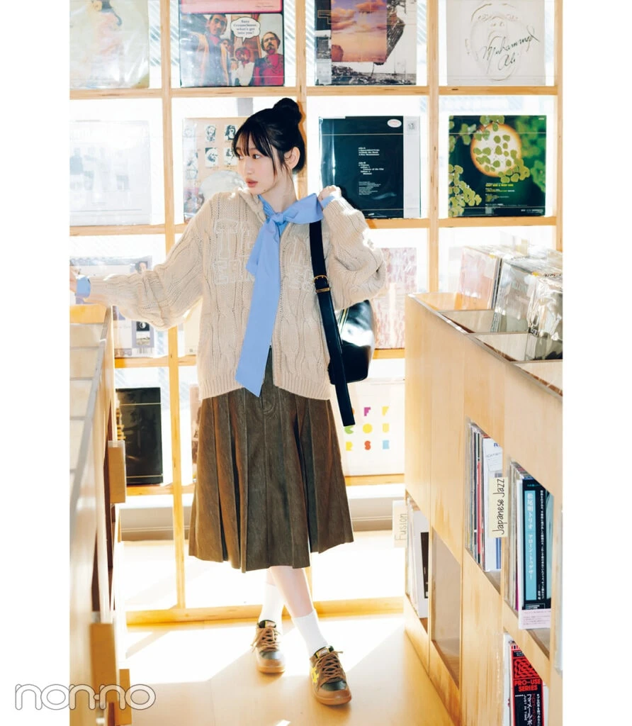 岡本夏美の大学生の一週間コーデ、火曜日の膝丈スカートスタイル
